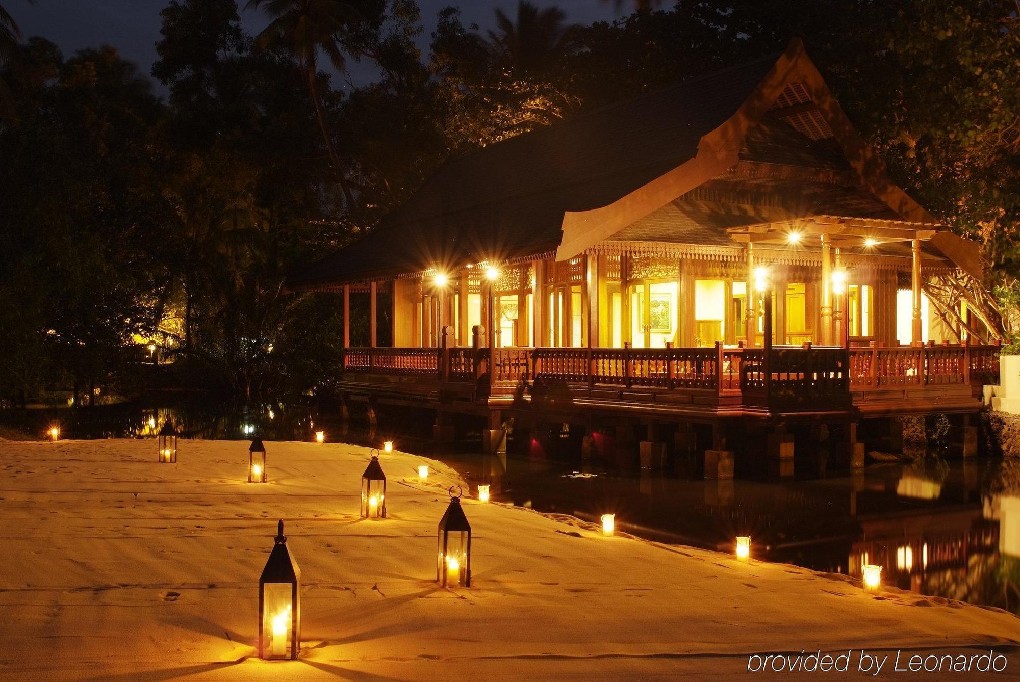 Tanjong Jara Resort, Terengganu - A Small Luxury Hotels Of The World Dungun Chambre photo The resort at night