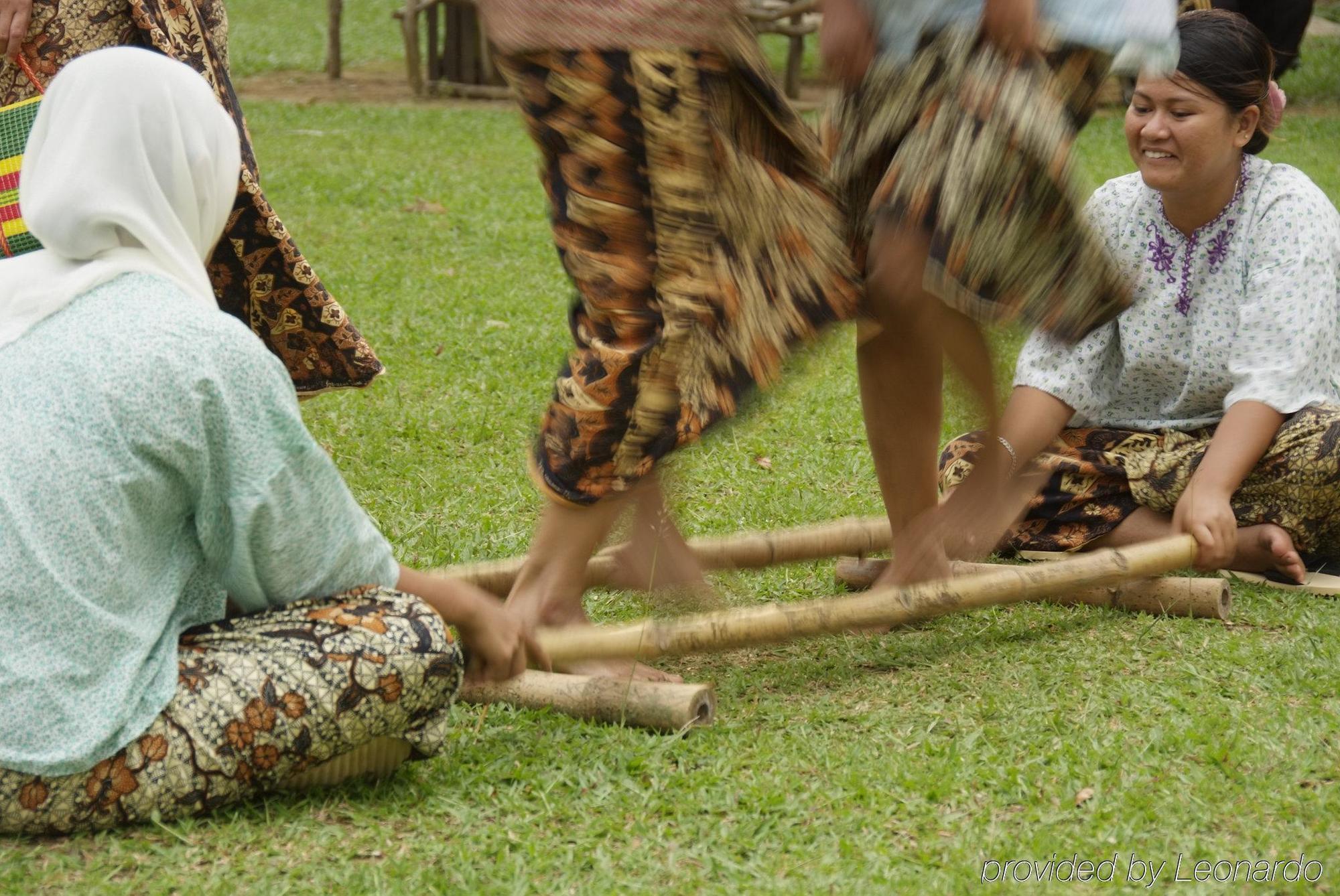 Tanjong Jara Resort, Terengganu - A Small Luxury Hotels Of The World Dungun Extérieur photo The traditional dance of Tausug