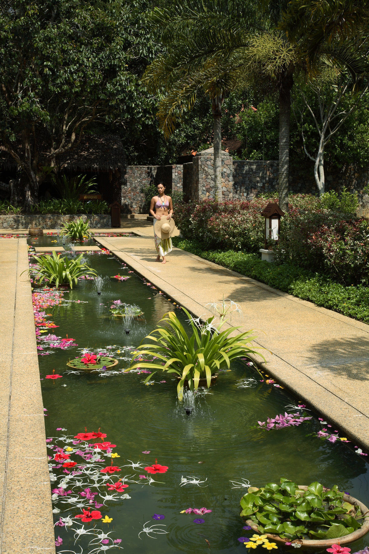 Tanjong Jara Resort, Terengganu - A Small Luxury Hotels Of The World Dungun Extérieur photo A Thai woman in traditional dress